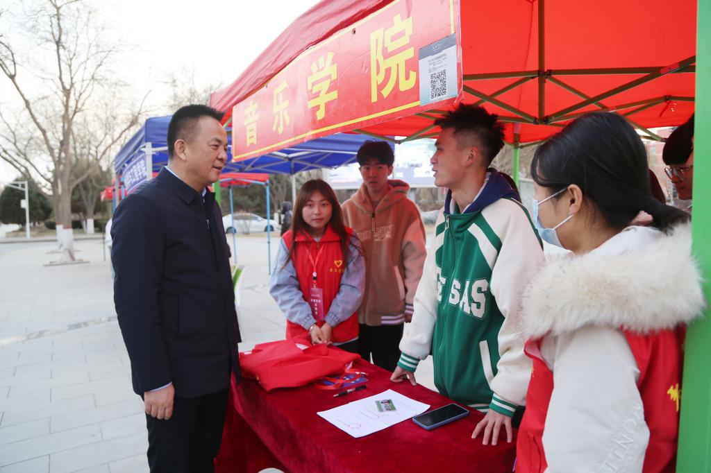 党委书记梁兆光、校长张汉燚看望慰问新同学