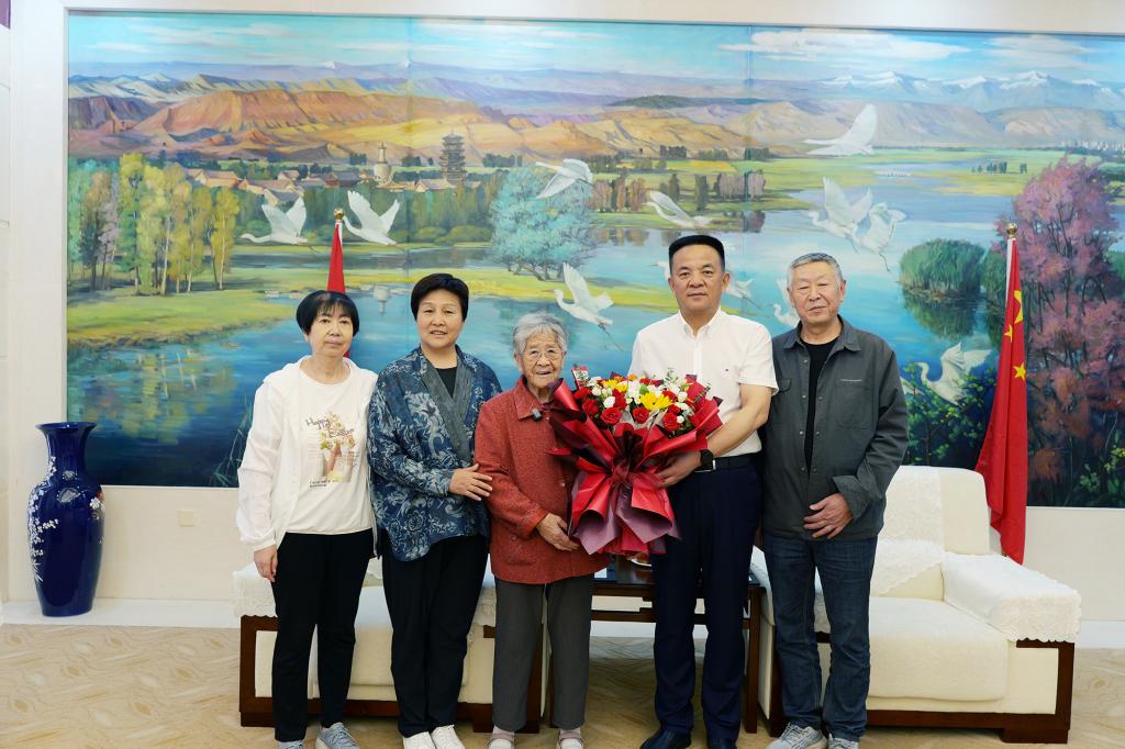 学校党委书记梁兆光会见离休老干部王峰同志及家人